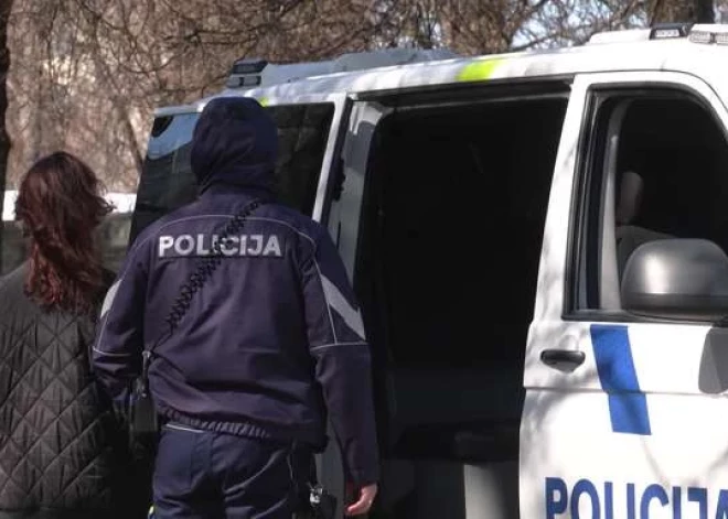 Мужчины подошли к виновнику аварии в Иманте поговорить, но увидели в салоне то, что заставило их действовать сразу