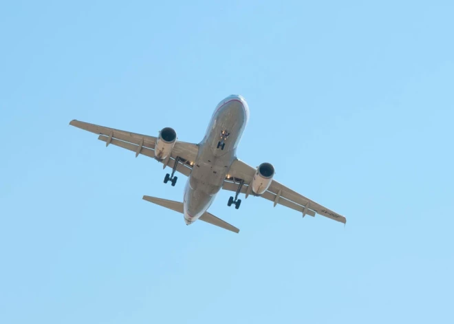 Bīstams incidents ASV: pasažieru lidmašīnā ietriecies drons