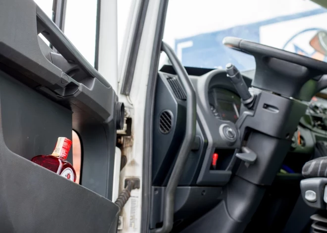 Aculiecinieks Rīgā atņem auto atslēgas dzērājšoferim, kurš mašīnā vizina mazu bērnu. VIDEO