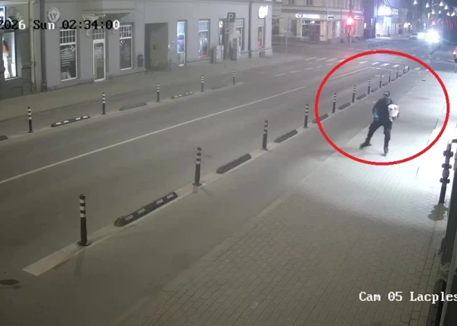 Vai atpazīstat šo personu? Policija lūdz sabiedrības iesaisti nozieguma izmeklēšanā. VIDEO