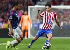 Džonijs Kardoso (pa labi) divcīņā ar Pjero Hinkepī.