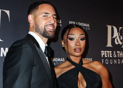 Megan Thee Stallion izšķīrusies no NBA basketbolista Kleja Tompsona.