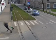 VIDEO: Daugavpilī policija aiztur rupju likumpārkāpēju - jaunietis ar skrejriteni "zīmējas" pilsētas ielās