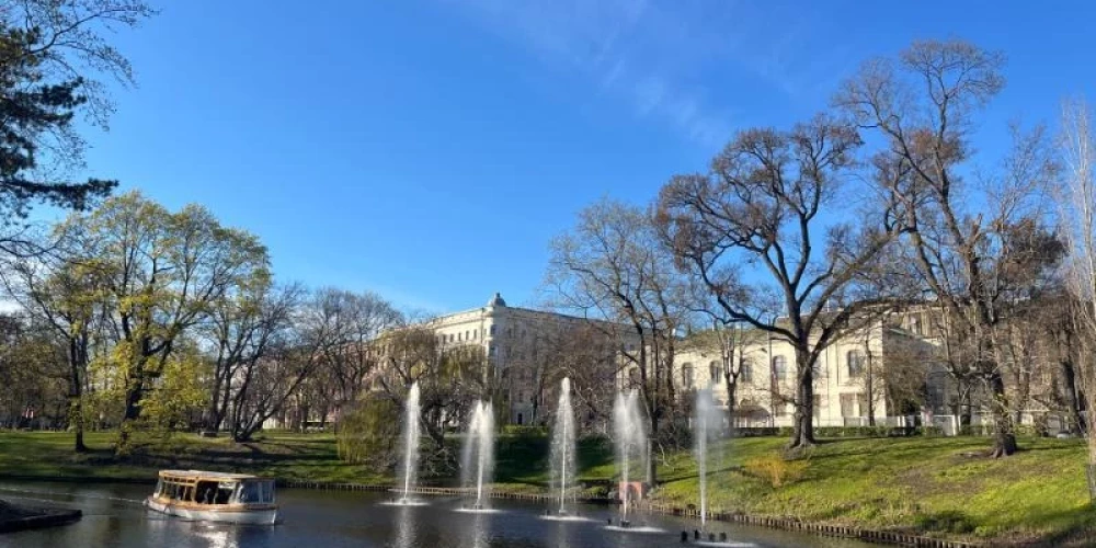 īgas pilsētas kanālā uzstādītas jaunas peldošās strūklakas.