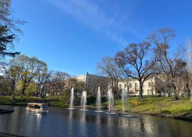 īgas pilsētas kanālā uzstādītas jaunas peldošās strūklakas.