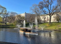 FOTO: pilsētas kanālā rīdziniekus priecēs izgaismotu strūklaku komplekss