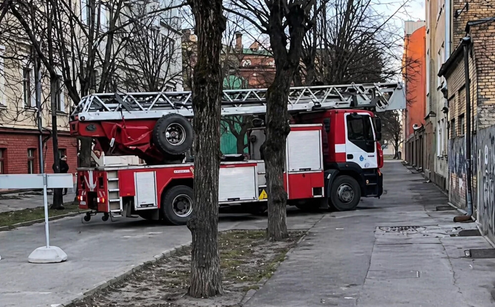 Pārbaudē konstatēts, ka ugunsdzēsēju darbs Vārnu ielā var tikt apgrūtināts