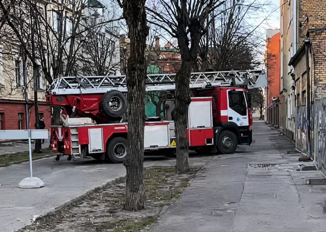 VIDEO: pārbaudē konstatēts, ka ugunsdzēsēju darbs Vārnu ielā var tikt apgrūtināts