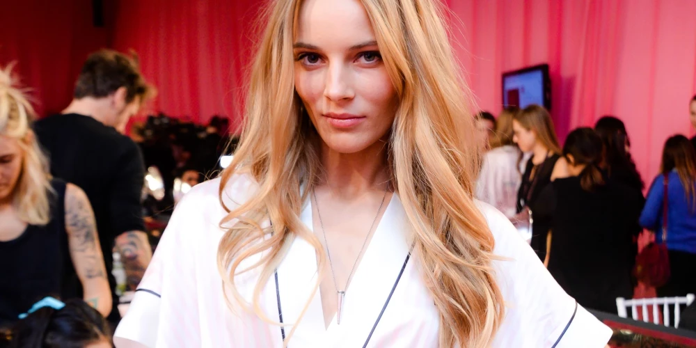 Иева Лагуна за кулисами модного показа.