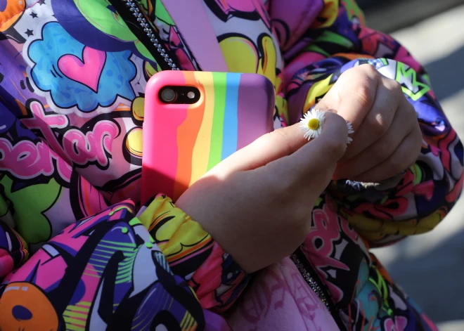 Vai mazam bērnam jālieto saules aizsargkrēms? Skaidro eksperts