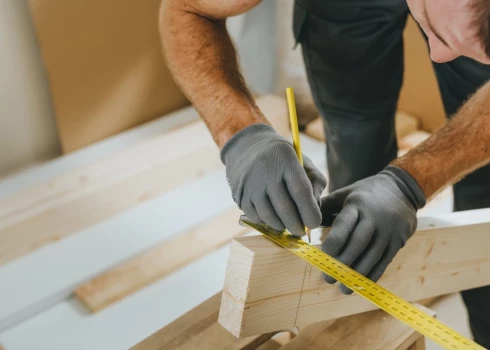 Apsūdzētais piedāvāja palīdzību nekustamā īpašuma remontdarbu veikšanā.