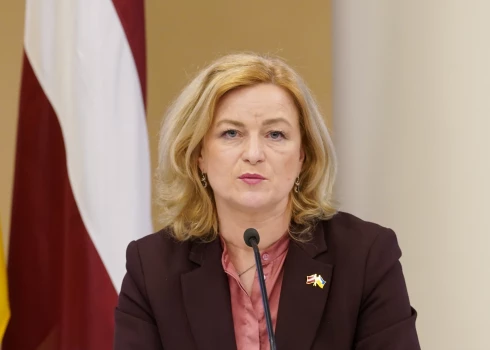 “Nacionālās apvienības ieskatā tas ir pilnībā nepieņemami. Ja valsts atbalsta mehānismi netiek kontrolēti, sanāk, ka valsts pati ar savu finansējumu sniedz piešprici agresorvalsts ekonomikai,” uzsver Indriksone.