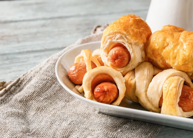Bērnu iemīļotie kārtainās mīklas hotdogi