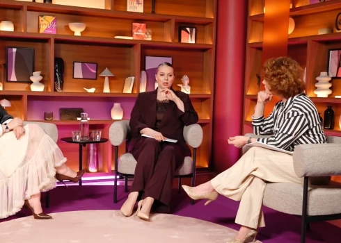 Kanāla "STV Pirmā!" sarunu raidījuma "Dāmas ar Drāmu" studijā juriste Ieva Brante, komunikācijas eksperte Linda Curika un teātra vadītāja Dana Bjorka analizēja smago tēmu par cilvēkiem, kuri par savu guļvietu izvēlas ietves vai sabiedrisko transportu. 