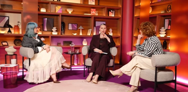 Kanāla "STV Pirmā!" sarunu raidījuma "Dāmas ar Drāmu" studijā juriste Ieva Brante, komunikācijas eksperte Linda Curika un teātra vadītāja Dana Bjorka analizēja smago tēmu par cilvēkiem, kuri par savu guļvietu izvēlas ietves vai sabiedrisko transportu. 