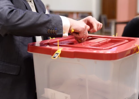 Deputāti pauž uzticību plānam vēlēšanu sistēmu izstrādi uzticēt valsts kapitālsabiedrībām .