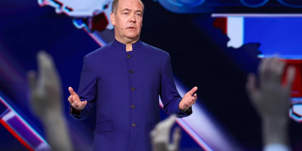 Dmitrijs Medvedevs jauniešiem stāsta par "gaišo nākotni" kara liesmās.