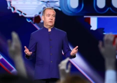 "Doktora Ļaunuma" kostīmā Medvedevs informē skolniekus ar kodolapokalipsi un mūžīgo cīņu pret Rietumiem