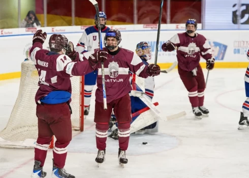 Latvijas U-18 izlase gūst kārtējos vārtus pret ASV (foto: Marika Klaucāne)