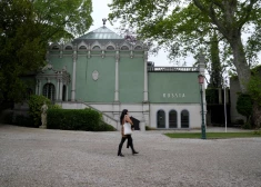 Venēcijas biennāles žūrija atkāpjas sakarā ar Krievijas uzaicināšanas skandālu. Pasākums sāksies jau nākamnedēļ