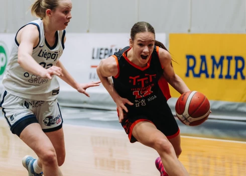 "TTT Rīga Juniores" mērojas spēkiem ar "Liepāja"/LSSS (foto: "Latvijas Sieviešu basketbols" / Facebook)