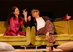 Nacionālajā teātrī pirmizrādi piedzīvo Ināras Sluckas iestudējums "Intīmās dzīves" - izsmalcināta komēdija, kas veltīta precētu pāru privātajai teritorijai. FOTO