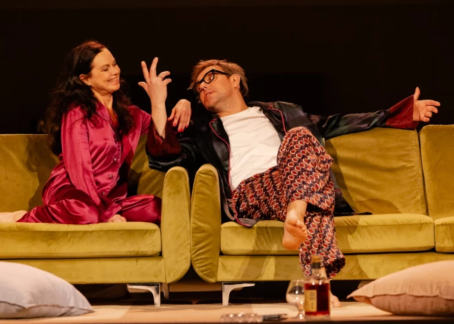 Nacionālajā teātrī pirmizrādi piedzīvo Ināras Sluckas iestudējums "Intīmās dzīves" - izsmalcināta komēdija, kas veltīta precētu pāru privātajai teritorijai. FOTO