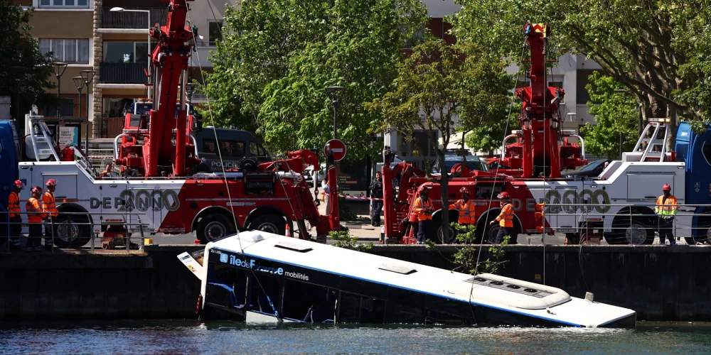 Workers recover a bus which fell into the River Seine in Juvisy-sur-Orge, near Paris, France, April 30, 2026. REUTERS/Abdul Saboor
