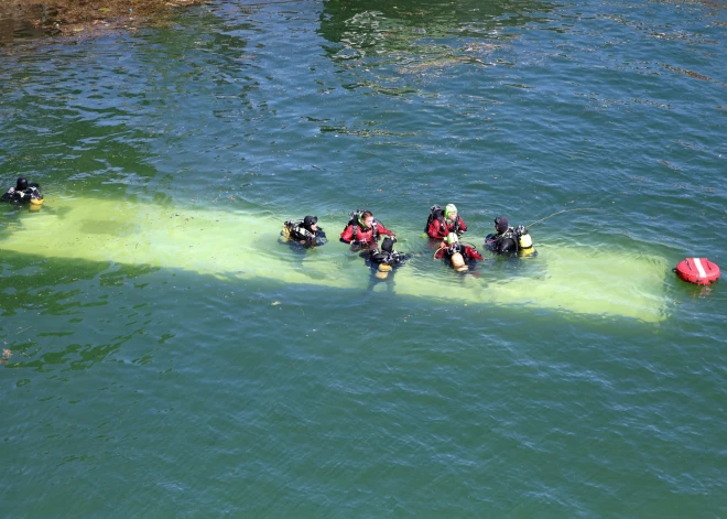 French emergency services and firefighters work as a bus with passengers fell into the River Seine in Juvisy-sur-Orge, near Paris, France, April 30, 2026. REUTERS/Abdul Saboor
