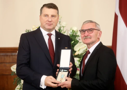 Toreizējais Valsts prezidents Raimonds Vējonis un Latvijas Televīzijas Ziņu dienesta žurnālists Gunārs Dūzis ar saņemto Triju Zvaigžņu ordeni par izcilu ieguldījumu televīzijas žurnālista darbā un Latvijas sabiedrības labā, Valsts augstāko apbalvojumu pasniegšanas ceremonijas laikā Rīgas pilī 2018. gada 17. novembrī.