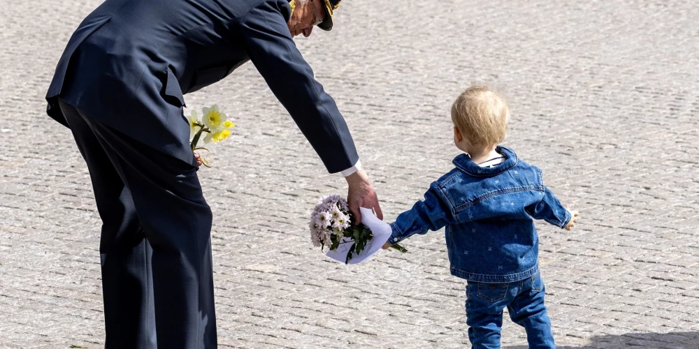 Zviedrijas karali Kārli XVI Gustavu apsveica ne tikai karaliskās personas un citas prominences, bet arī Zviedrijas tauta.