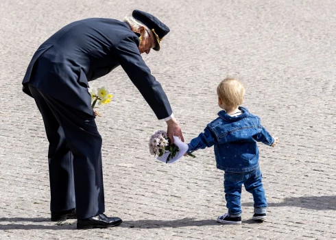 Zviedrijas karali Kārli XVI Gustavu apsveica ne tikai karaliskās personas un citas prominences, bet arī Zviedrijas tauta.