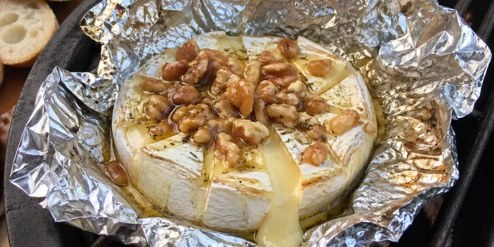 Камамбер в фольге с медом и орехами.