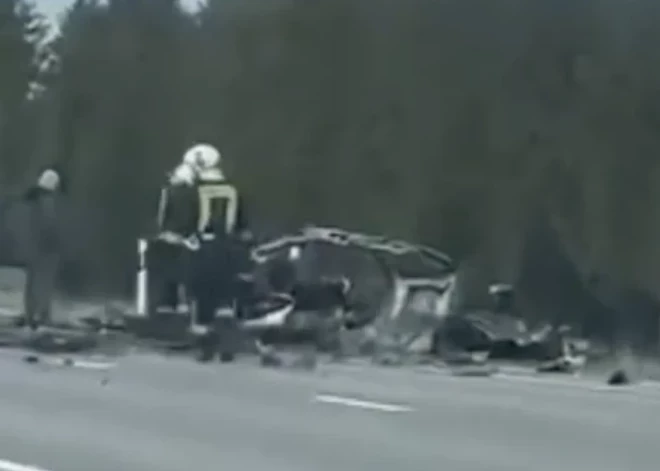 ВИДЕО: тяжелая авария на Видземском шоссе; погиб человек
