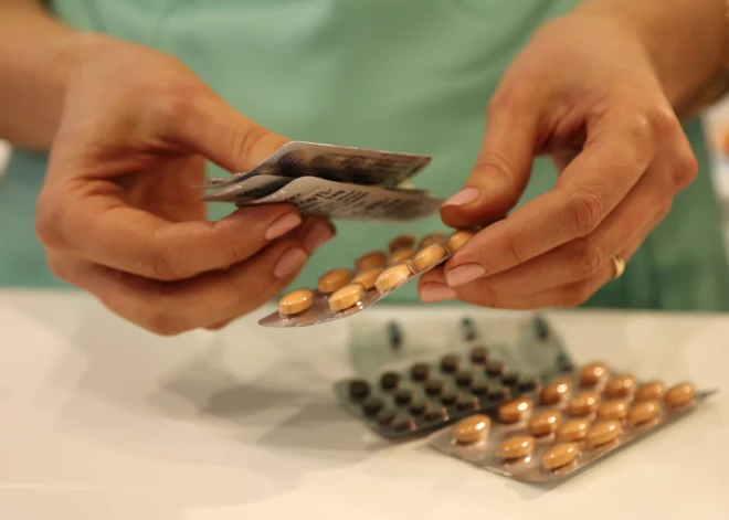 Plāno apmaksāt farmaceita pakalpojuma maksu daļai lētāko recepšu zāļu