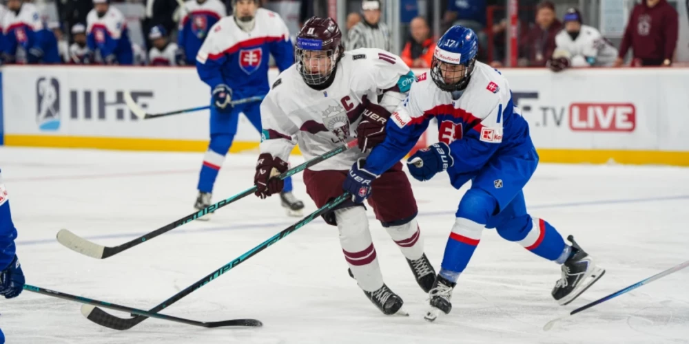Otrā perioda izskaņā Latvijas U-18 hokejisti ielaiž vārtus un nonāk iedzinējos. 