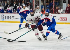 Otrā perioda izskaņā Latvijas U-18 hokejisti ielaiž vārtus un nonāk iedzinējos