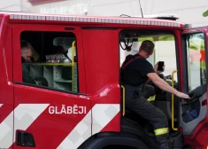 Limbažu novadā vienlaikus deg automašīna un kūla, satiksme uz Tallinas šosejas apturēta