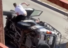 ВИДЕО: в Яунмарупе перевернулся автомобиль с шестью людьми, в том числе детьми