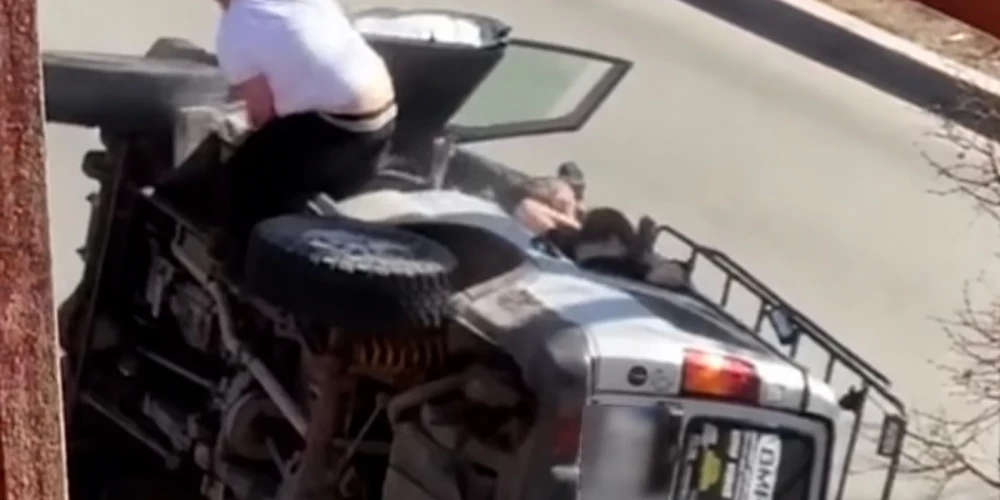 Jaunmārupē apgāzies auto ar sešiem cilvēkiem, tostarp bērniem.