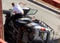Jaunmārupē apgāzies auto ar sešiem cilvēkiem, tostarp bērniem.