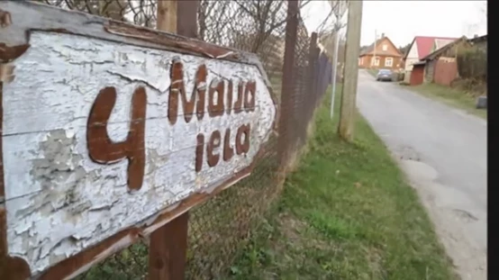 Aglonā 4. maija ielas “vizītkarte” ir vietējā amatnieka darinājums.