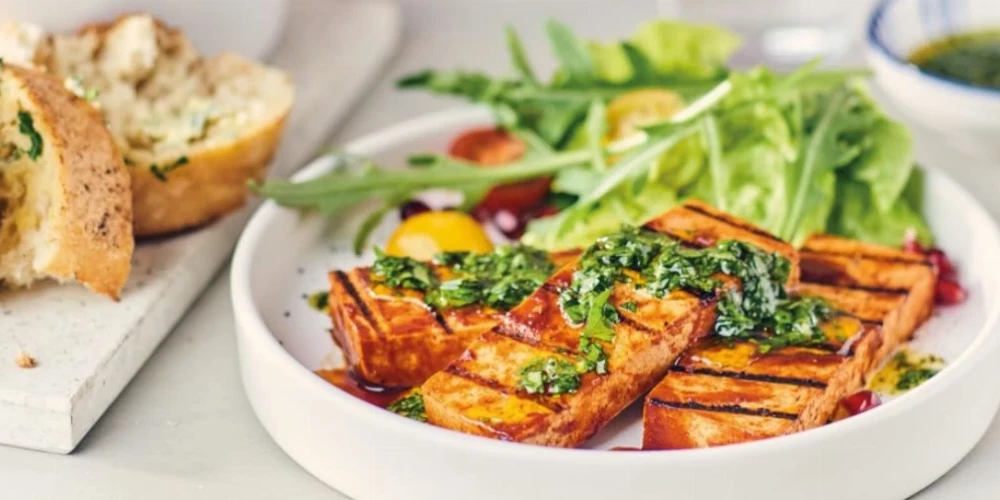 Grilēts tofu. Īpaši gards ar svaigajiem salātiem. 