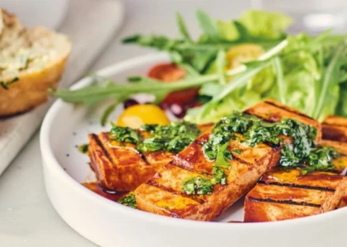 Grilēts tofu. Īpaši gards ar svaigajiem salātiem. 