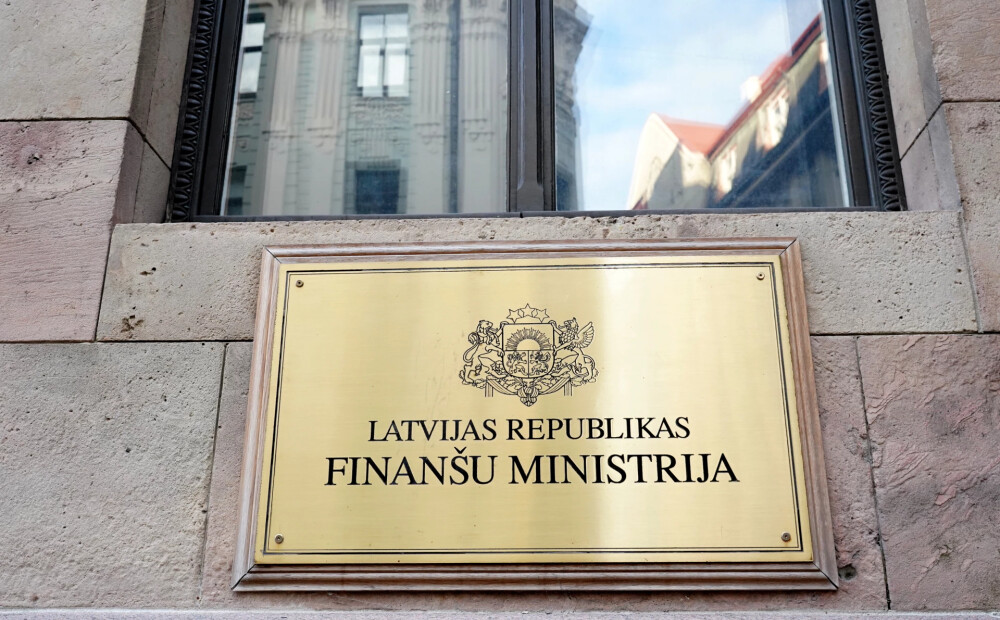 Finanšu ministrija atkal ķērusies pie nodokļu likumiem. Kas šoreiz?