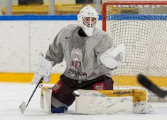 Cīņā par pasaules čempionāta bronzu Latvijas U-18 hokejisti pirmajā periodā piekāpjas Čehijai
