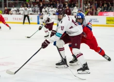 Cīņā par pasaules čempionāta bronzu Latvijas U-18 hokejisti pirmajā periodā piekāpjas Čehijai