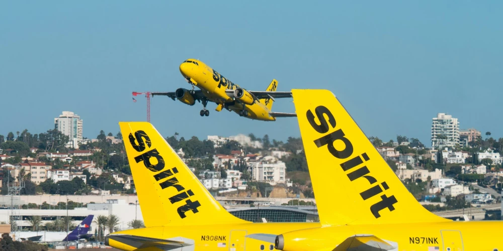 ASV zemo cenu lidsabiedrība "Spirit Airlines" sestdien paziņoja, ka visi tās lidojumi ir atcelti, jo sākta "organizēta darbības pārtraukšana", norādot, ka pēdējā laika straujā degvielas cenu kāpuma dēļ uzņēmumam nav citas izvēles.