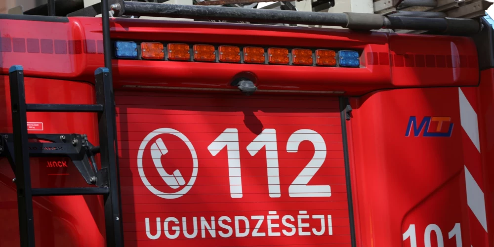 Ugunsdzēsēji turpina dzēst būvgružu ugunsgrēku Rumbulā.