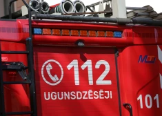 Ugunsdzēsēji joprojām cīnās ar būvgružu ugunsgrēku Rumbulā